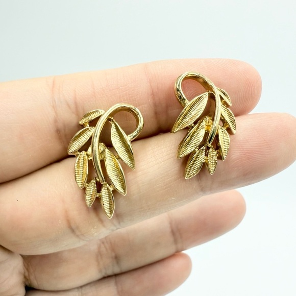 Vintage Napier Signed Gold Tone Leaf Leaves Stud Earrings - Picture 1 of 8